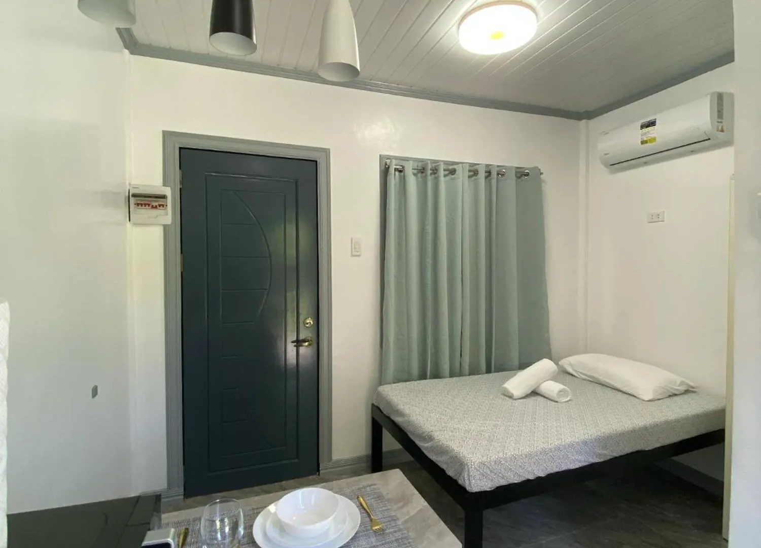 8-Door Room Apartment With Kitchenette And Air-Conditioned Individual Room Davao