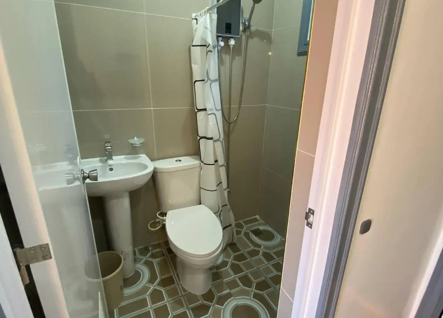8-Door Room Apartment With Kitchenette And Air-Conditioned Individual Room Davao